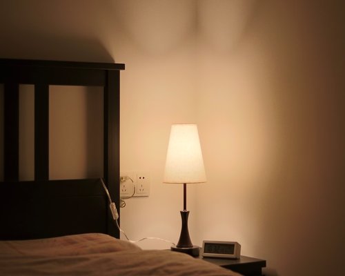 Habitacion ordenada y tranquila lista para el descanso nocturno